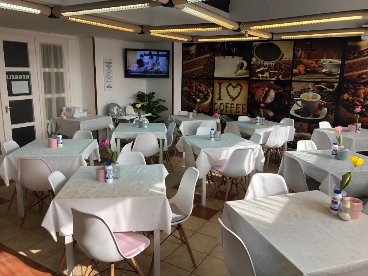 Hoforras Hotel Гюла Екстериор снимка