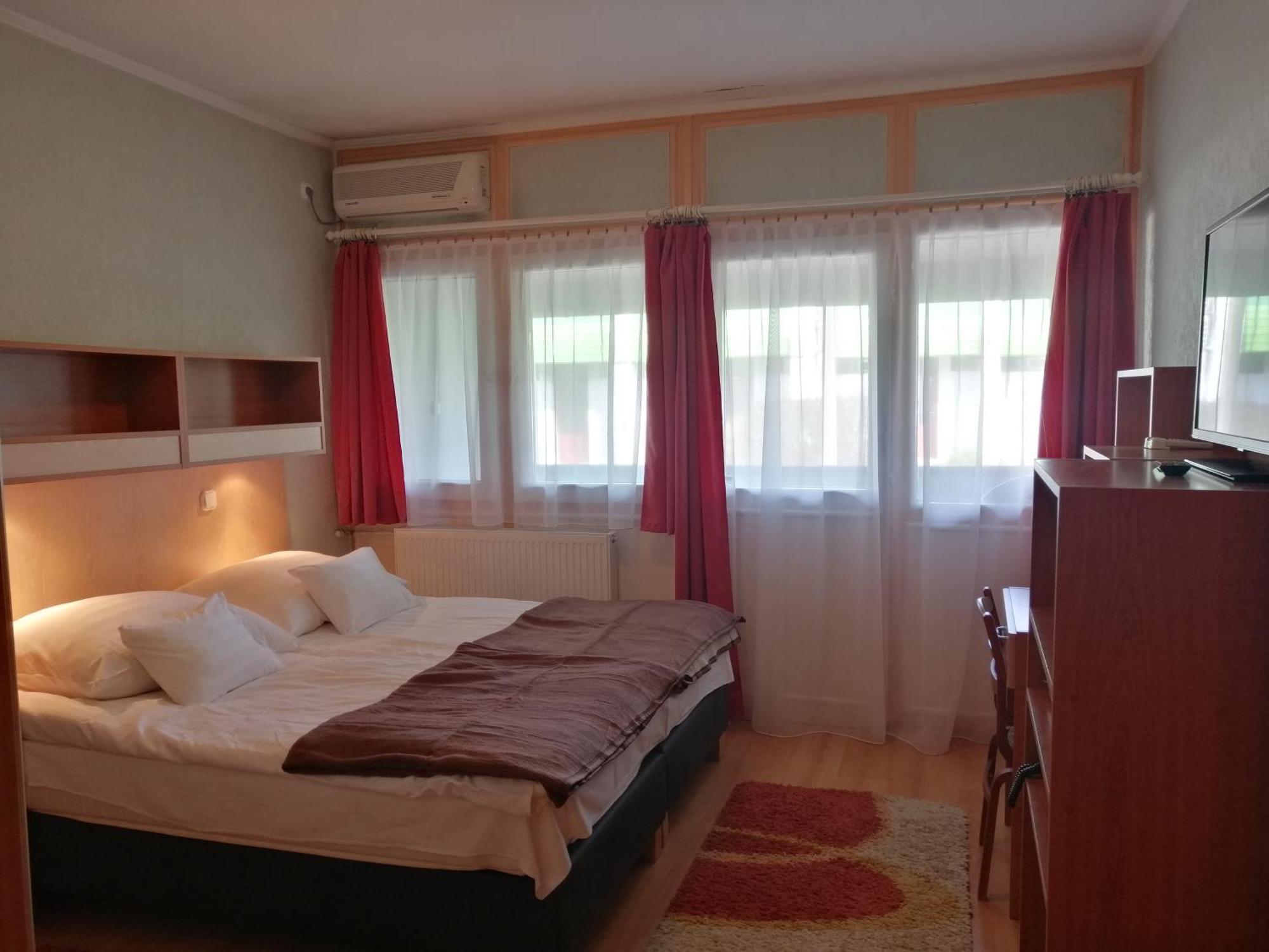 Hoforras Hotel Гюла Екстериор снимка