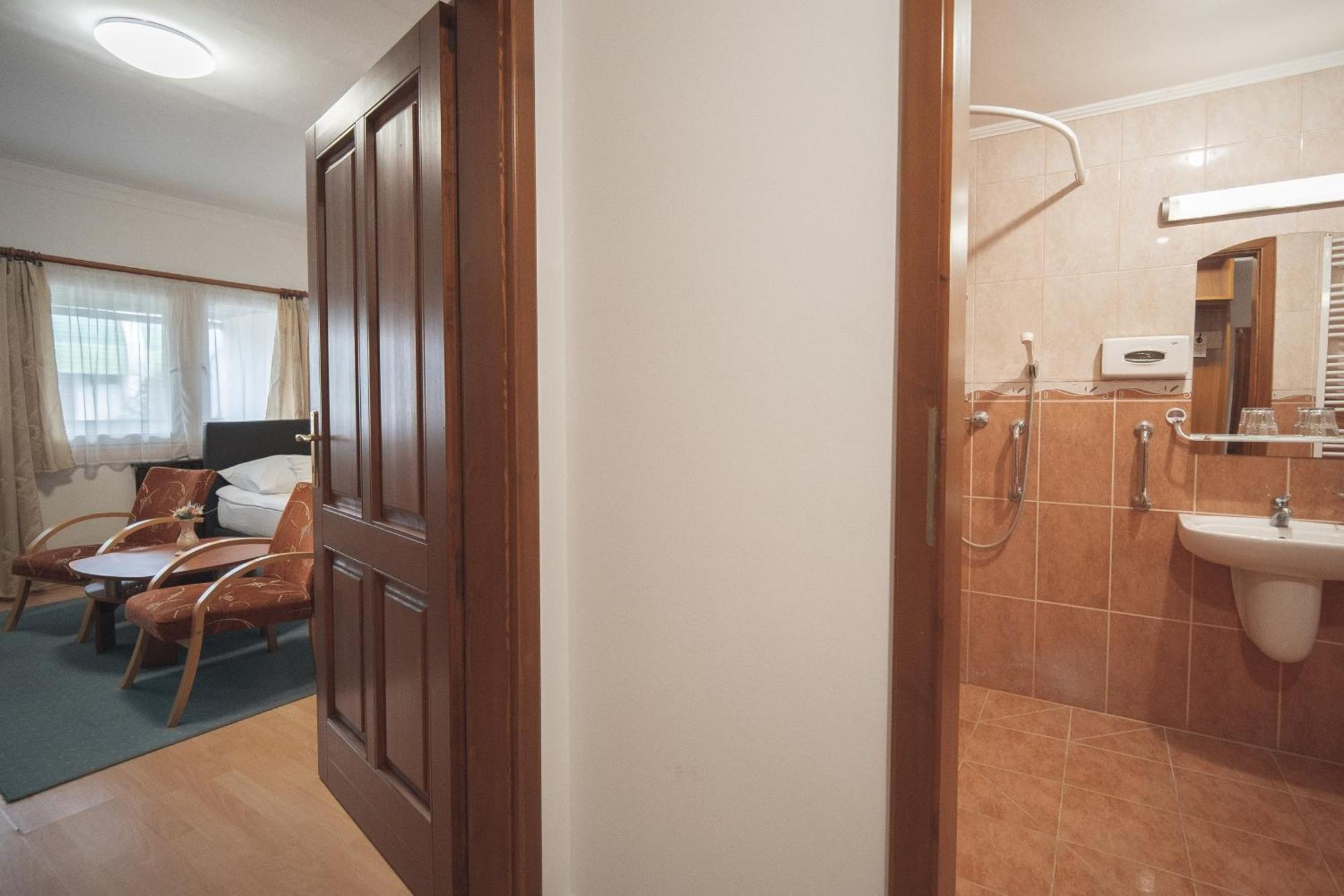 Hoforras Hotel Гюла Екстериор снимка