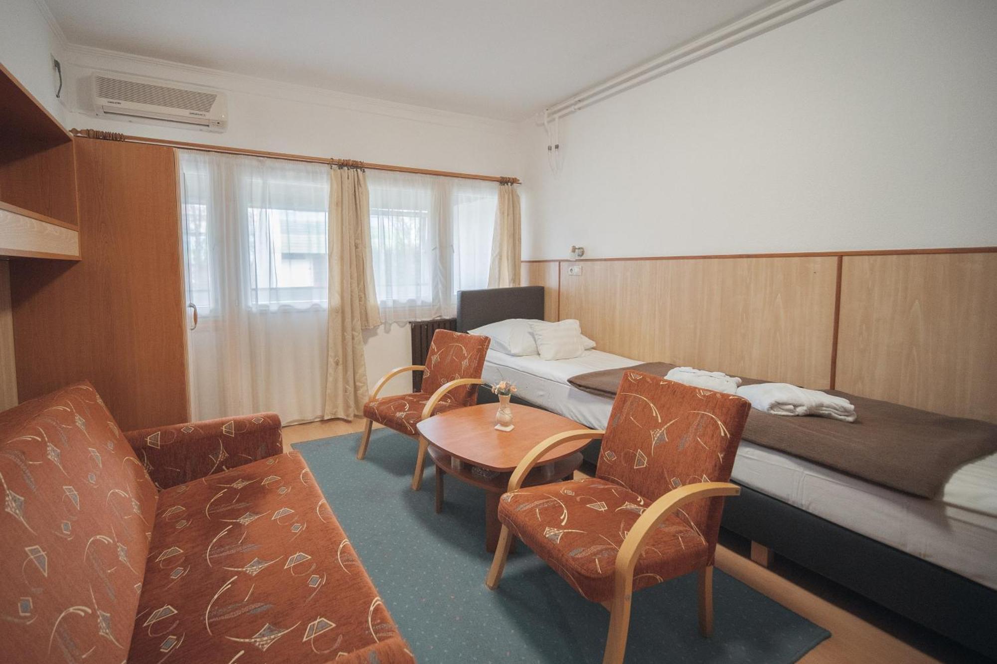 Hoforras Hotel Гюла Екстериор снимка