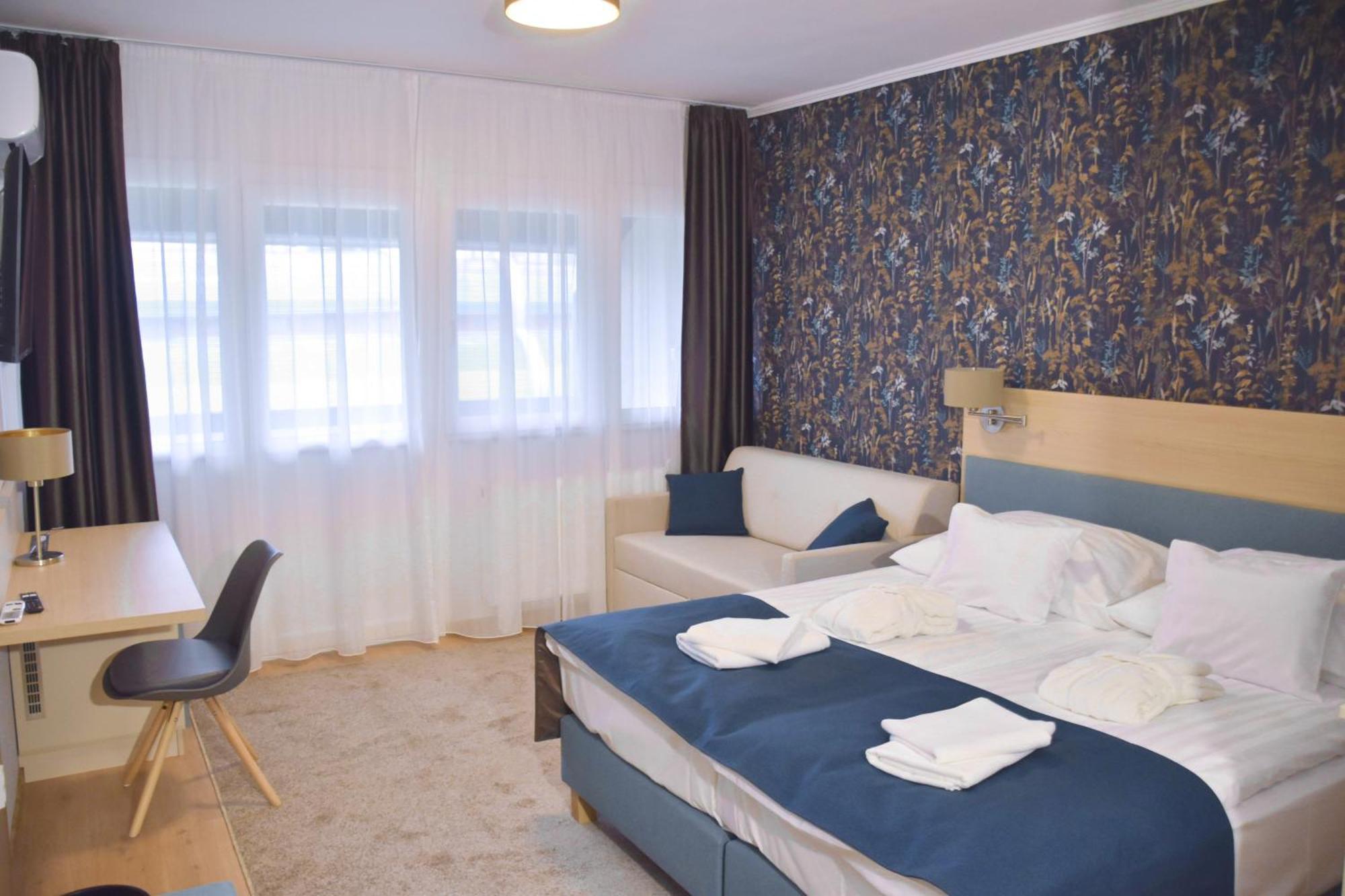 Hoforras Hotel Гюла Екстериор снимка