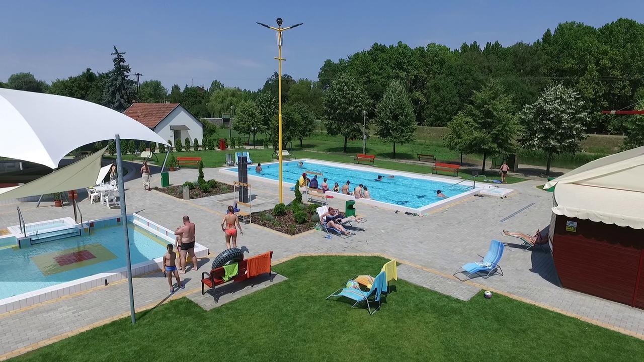 Hoforras Hotel Гюла Екстериор снимка