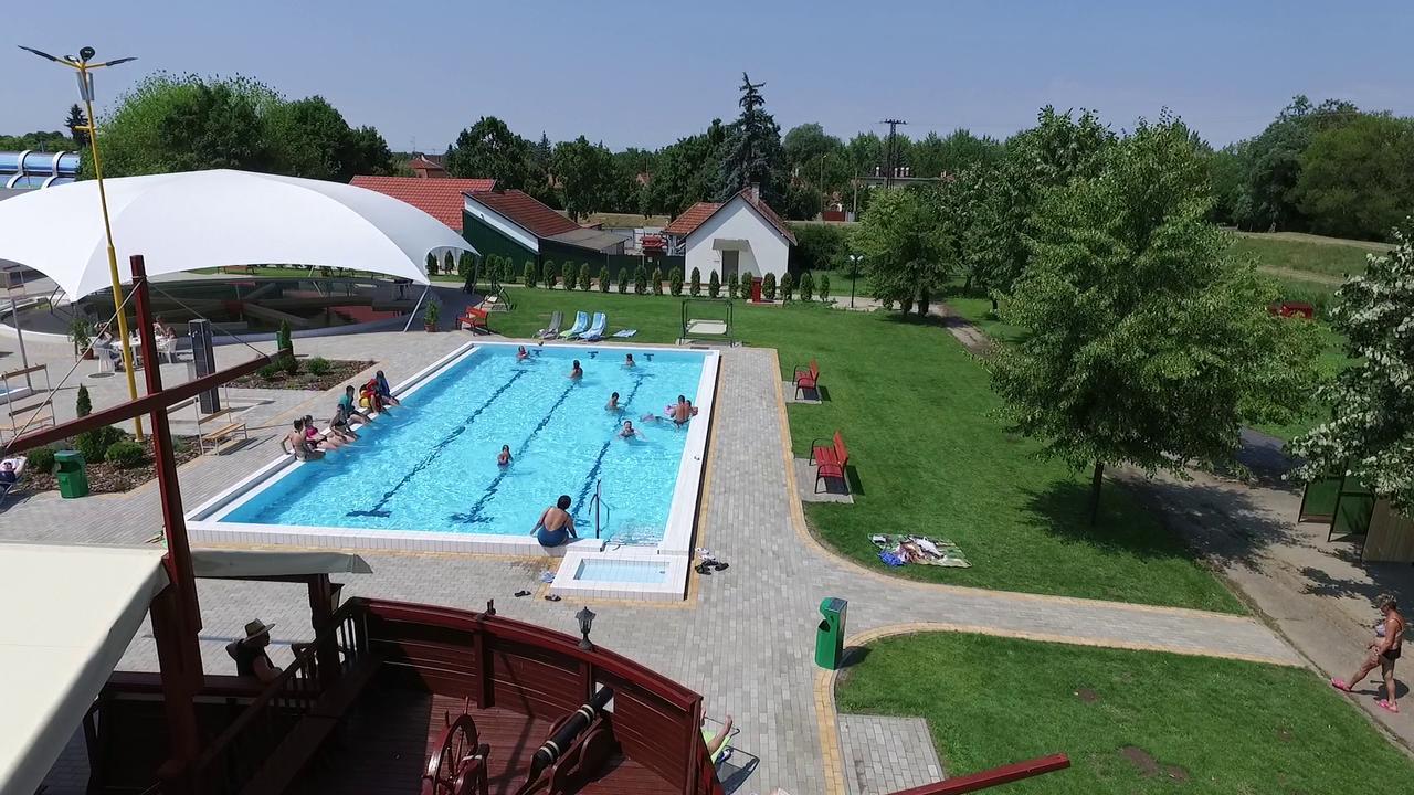 Hoforras Hotel Гюла Екстериор снимка